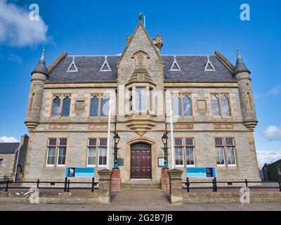 In stile Baronale Scozzese, il Municipio di Lerwick, progettato da Alexander Ross di Inverness e aperto nel 1883. Sede del Consiglio delle Isole Shetland. Foto Stock