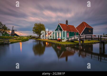 Scendi a Zaanse Schans, un noto centro turistico di Zaandijk, nella provincia olandese di Noord-Holland, non lontano da Amsterdam. Foto Stock