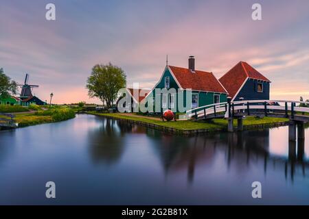 Scendi a Zaanse Schans, un noto centro turistico di Zaandijk, nella provincia olandese di Noord-Holland, non lontano da Amsterdam. Foto Stock