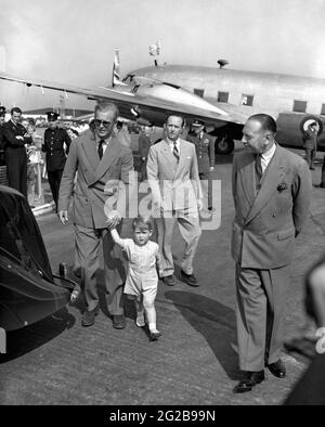 File foto datata 21/07/51 del principe Carlo che guida il padre per mano dall'aereo vichingo del volo del re in cui il duca di Edimburgo arrivò a casa da Malta. La famiglia reale ha reso omaggio al duca di Edimburgo il giorno in cui avrebbe fatto 100 anni. Data di emissione: Giovedì 10 giugno 2021. Foto Stock