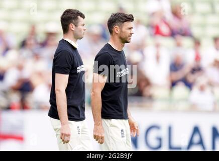 Giocatori inglesi, tra cui James Anderson (a destra), si allineano indossando t-shirt che si battono contro varie discriminazioni durante il giorno uno del secondo LV= Insurance Test Match a Edgbaston, Birmingham. Data immagine: Giovedì 10 giugno 2021. Foto Stock