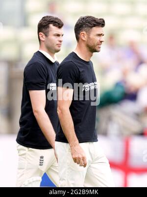 Giocatori inglesi, tra cui James Anderson (a destra), si allineano indossando t-shirt che si battono contro varie discriminazioni durante il giorno uno del secondo LV= Insurance Test Match a Edgbaston, Birmingham. Data immagine: Giovedì 10 giugno 2021. Foto Stock