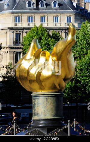 FRANCIA, PARIGI (75) 16 ° ARRONDISSEMENT, FIAMMA DELLA LIBERTÀ MONUMENTO SITUATO PONT DE L'ALMA, TRIBUTI ALLA PRINCIPESSA DIANA SPENCER RESO DAL PUBBLICO Foto Stock