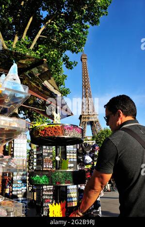 FRANCIA, PARIGI (75) 7 E 16 ° ARRONDISSEMENT, CHIOSCO DI VENDITORI DI SOUVENIR PARIGI Foto Stock