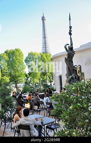 FRANCIA, PARIGI (75) 16 ° ARRONDISSEMENT, PALAIS DE TOKYO, TERRAZZA DI BAR Foto Stock