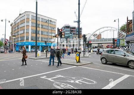 Shoreditch High Street e pedoni in attesa al semaforo a Londra Est Inghilterra Regno Unito KATHY DEWITT Foto Stock