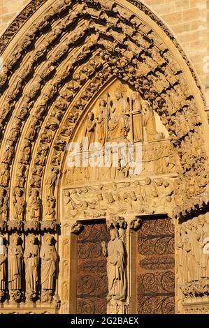 FRANCIA, PARIGI (75) 4 ° ARRONDISSEMENT, I QUAYS DELLA SENNA, ILE DE LA CITE, CATTEDRALE NOTRE-DAME, SCULTPURES SUL TIMPANO DEL PORTALE DI Foto Stock