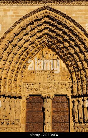 FRANCIA, PARIGI (75) 4 ° ARRONDISSEMENT, I QUAYS DELLA SENNA, ILE DE LA CITE, CATTEDRALE NOTRE-DAME, SCULTPURES SUL TIMPANO DEL PORTALE DI Foto Stock