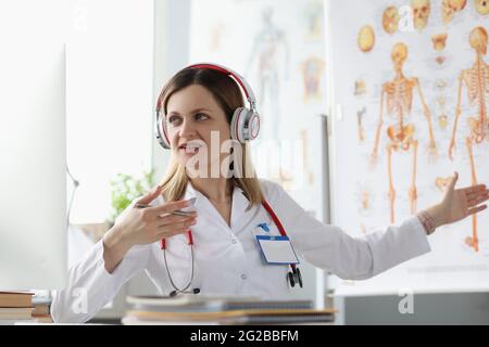 Donna dottore in cuffia conduce formazione in linea in medicina Foto Stock