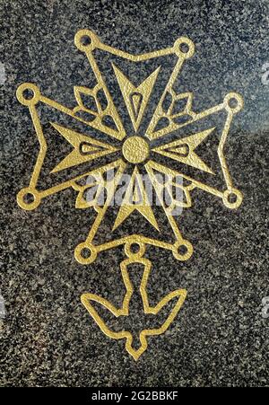 Croce di Huguenot su una tomba in un cimitero protestante. Croce che evoca la croce maltese e la croce Languedoc, con pulci de lis, perle e colomba del Foto Stock