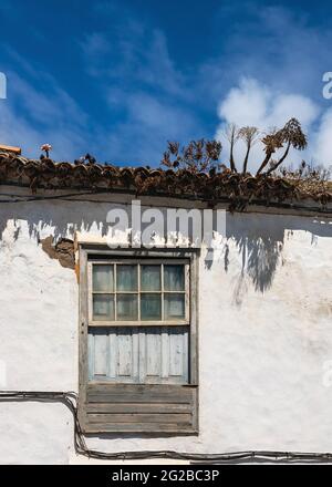 Vista di una vecchia finestra con frontone in una tradizionale facciata coloniale in città. El Hierro, Isole Canarie. Spazio di copia. Foto Stock
