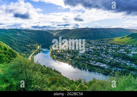 Paesaggio del fiume Mosella con Traben-Trabach vicino Treviri, Germania Foto Stock