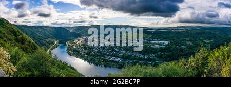 Paesaggio Panorama del fiume Mosella con Traben-Trabach vicino Treviri, Germania Foto Stock