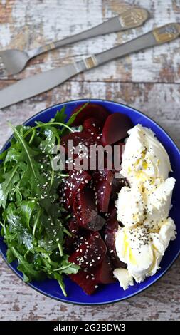 Insalata sana con rucola, barbabietole e mascarpone. Dieta del keto. Cibo sano. Foto Stock