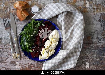 Insalata di keto con barbabietole, rucola e mascarpone. Insalata di mascarpone. Dieta sana. Dieta del keto. Foto Stock