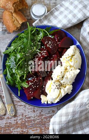 Insalata sana con rucola, barbabietole e mascarpone. Dieta del keto. Cibo sano. Foto Stock