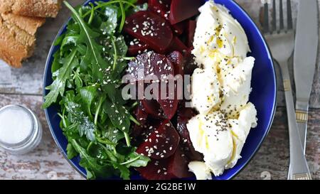 Deliziosa insalata con barbabietole, rucola e mascarpone. Insalata di keto. Dieta del keto. Foto Stock