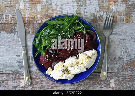 Insalata di keto con barbabietole, rucola e mascarpone. Insalata di mascarpone. Dieta sana. Dieta del keto. Foto Stock