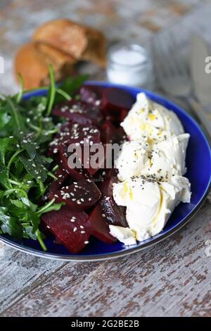 Deliziosa insalata con barbabietole, rucola e mascarpone. Insalata di keto. Dieta del keto. Foto Stock