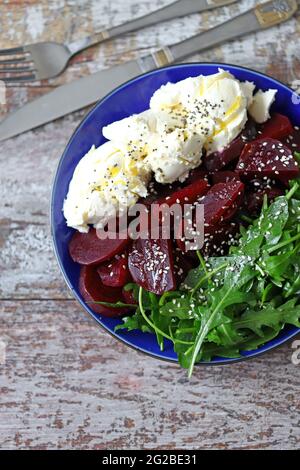 Insalata di keto con barbabietole, rucola e mascarpone. Insalata di mascarpone. Dieta sana. Dieta del keto. Foto Stock