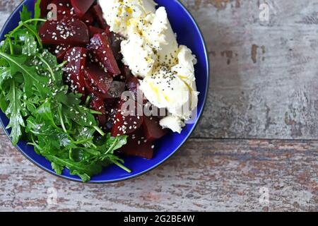 Insalata sana con rucola, barbabietole e mascarpone. Dieta del keto. Cibo sano. Foto Stock