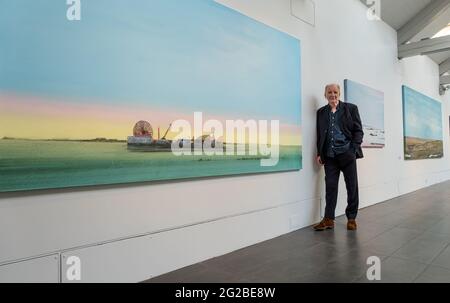 Dovecot Studios, Edimburgo, Scozia, Regno Unito, 10 giugno 2021. Nuova mostra: Jock McFadyen ‘Lost Boat Party’. La mostra, una celebrazione ritardata di Covid del settantesimo compleanno dell’artista, si svolge dal 11 giugno al 25 settembre 2021. La mostra presenta oltre venti dipinti della grandiosità del paesaggio scozzese e di altre opere urbane. Fa parte del programma Edinburgh Art Festival 2021. Nella foto: Jock con la festa della barca perduta Foto Stock