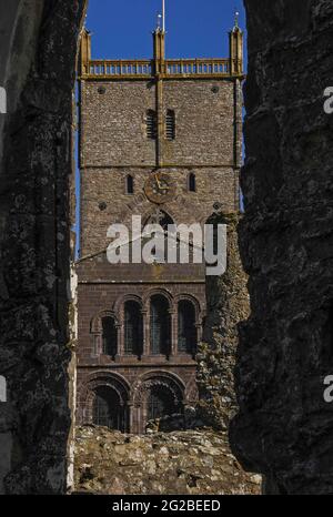 Torre centrale e fronte ovest della Cattedrale di St Davids, St Davids, Pembrokeshire, Galles, Regno Unito, Visto dalle rovine del 14th ° secolo ex Palazzo Vescovile. L'antica torre è crollata due volte e il fronte ovest è stato ricostruito, ristrutturato e riparato nel 1793 dal celebre architetto neoclassico Regency John Nash, nel 1860 dall'architetto vittoriano Sir George Gilbert Scott e ancora più recentemente, negli anni '1990s. Foto Stock