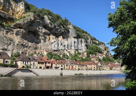 La Roque Gageac (Francia sud-occidentale): Villaggio con case sul lato della collina, sulle rive del fiume Dordogna Foto Stock