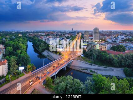 Wroclaw, Polonia. Vista aerea del ponte di Szczytnicki sul fiume Stara Odra e via Plac Grunwaldzki al crepuscolo Foto Stock