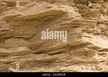 In montagna rocce e pietre erose da acqua e vento creando forme e forme Foto Stock