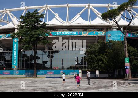 I bambini giocano a calcio di fronte allo Stadio Olimpico di Roma. Lo Stadio Olimpico di Roma ospiterà domani sera, venerdì 11 giugno 2021, la partita inaugurale dei Campionati europei di calcio, che avrebbero dovuto essere disputati nel 2020 ma, a causa della pandemia del covid-19, sarà disputata quest'anno (Foto di Matteo Nardone/Pacific Press) Foto Stock