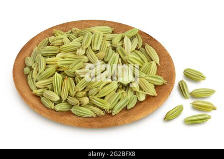 Semi di finocchio essiccati in ciotola di legno isolata su sfondo bianco con tracciato di ritaglio e profondità di campo completa Foto Stock