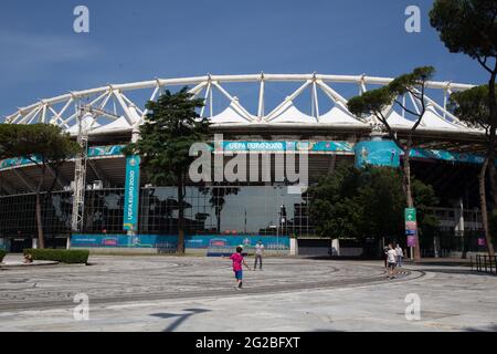 Roma, Italia. 10 Giugno 2021. I bambini giocano a calcio di fronte allo Stadio Olimpico di Roma. Lo Stadio Olimpico di Roma ospiterà domani sera, venerdì 11 giugno 2021, la partita inaugurale dei Campionati europei di calcio, che avrebbero dovuto essere disputati nel 2020 ma, a causa della pandemia del covid-19, quest'anno si disputerà (Foto di Matteo Nardone/Pacific Press) Credit: Pacific Press Media Production Corp./Alamy Live News Foto Stock