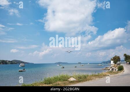 Aereo con passeggeri atterra sull'isola di Skiathos , Grecia , giugno 2021. Turismo 2021 COVID-fr Foto Stock