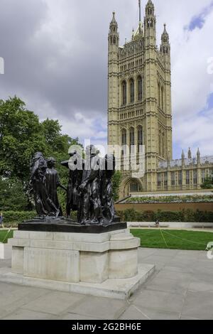 LONDRA, REGNO UNITO - 07 agosto 2015: La scultura di Rodin dei Burghers di Calais che si trova vicino a. Foto Stock