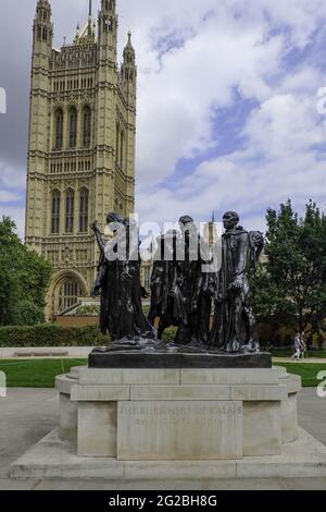 LONDRA, REGNO UNITO - 07 agosto 2015: La scultura di Rodin dei Burghers di Calais che si trova vicino a. Foto Stock