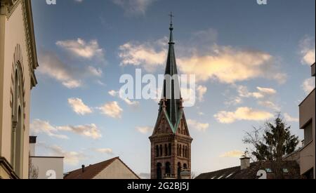 Chiesa torre sui tetti della città Foto Stock