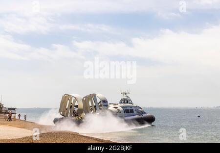 Un hovertravel Hovertravel parte per Ryde, Isola di Wight in una nuvola di spray dal terminal a Southsea, Portsmouth, Hampshire, costa meridionale Inghilterra Foto Stock