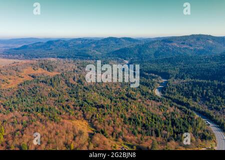 Vista sulle montagne e sulle tortuose autostrade in autunno. Splendido paesaggio naturale. Montagne Carpazi. Ucraina Foto Stock