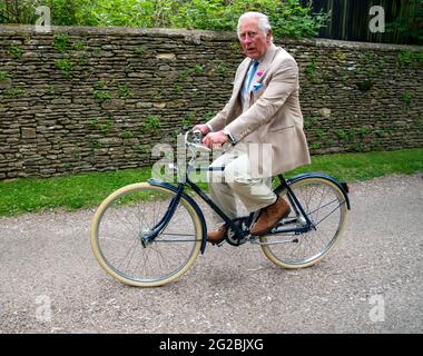 Il Principe del Galles si svolge in bicicletta con i rappresentanti del British Asian Trust ad Highgrove, nel Gloucestershire, prima di intraprendere l'evento ciclistico "Palaces on Wheels" dell'ente benefico. Data immagine: Giovedì 10 giugno 2021. Foto Stock