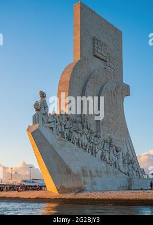 LISBONA, PORTOGALLO - 4 NOVEMBRE 2017: Monumento delle scoperte (Padrao dos Descobrimentos). Un monumento sulla riva settentrionale del fiume Tago. Foto Stock