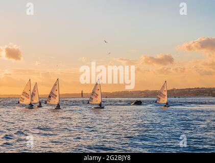 LISBONA, PORTOGALLO - 4 NOVEMBRE 2017: Imbarcazioni a vela laser ricreative sul fiume Tago a Lisbona al tramonto Foto Stock