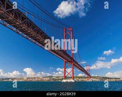 Il ponte 25 de Abril è un ponte che collega la città di Lisbona al comune di Almada, Lisbona Foto Stock