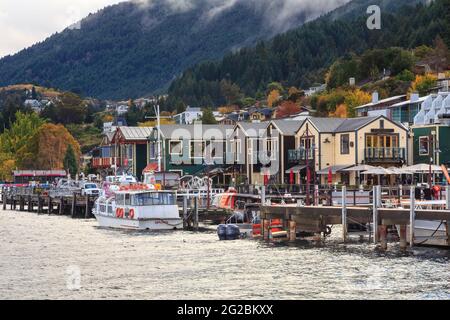 Queenstown, Nuova Zelanda. Steamer Wharf, un quartiere di divertimenti e ristoranti sul Lago Wakatipu Foto Stock