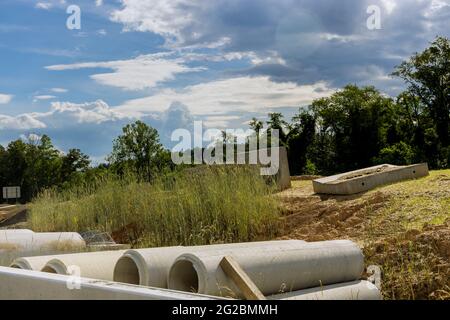 Montaggio sistema di drenaggio, tubi di drenaggio rettangolari fori sul calcestruzzo nella zona residenziale della strada urbana Foto Stock