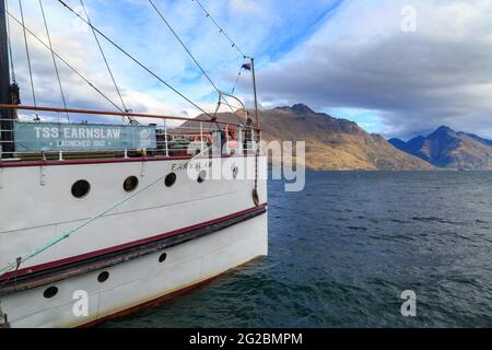 Il battello a vapore d'epoca TSS Earnslaw sul lago Wakatipu, Nuova Zelanda. Lanciato nel 1912, ora prende i turisti in crociere sul lago Foto Stock