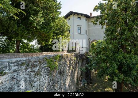 Spilimbergo, Italia. 3 giugno 2021. Antico passaggio sul ponte di ingresso al castello della città Foto Stock