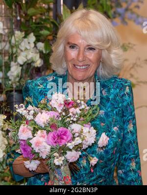 La Duchessa di Cornovaglia conserva un bouquet contenente rosmarino, un segno di ricordo, riconoscendo che oggi sarebbe stato il centesimo compleanno del Duca di Edimburgo, mentre visita l'apertura di una mostra della British Flowers Week del New Covent Garden Market a Londra. Data immagine: Giovedì 10 giugno 2021. Foto Stock