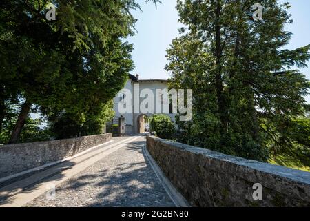 Spilimbergo, Italia. 3 giugno 2021. Antico passaggio sul ponte di ingresso al castello della città Foto Stock