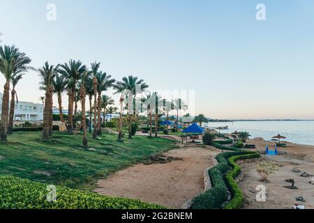 tramonto e oceano turchese a sharm el sheikh, egitto Foto Stock